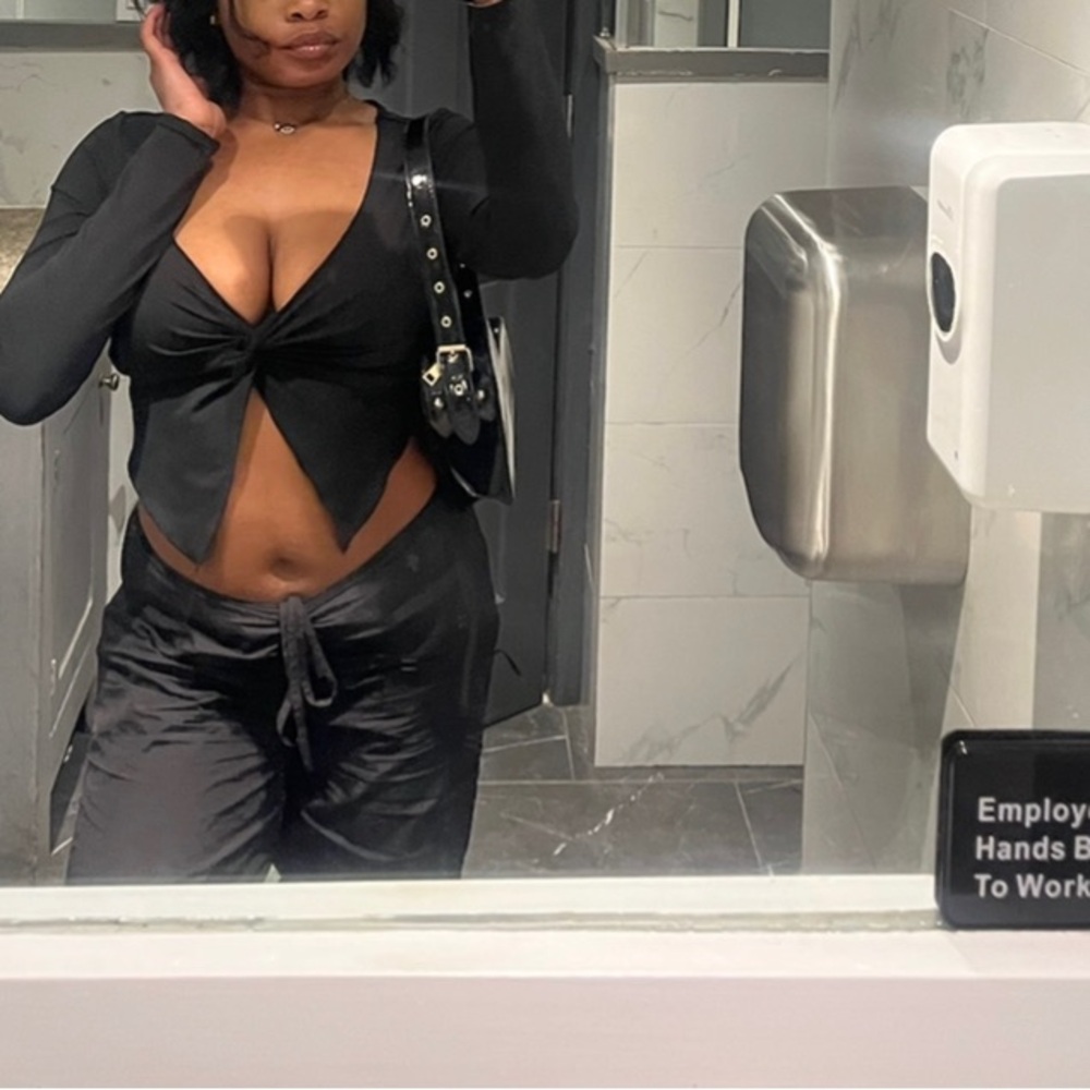 Women's Twist-Front Long Sleeve Crop Top - Black